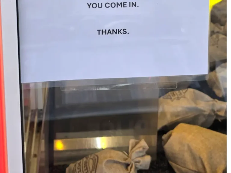 英語で書かれた求人広告の貼り紙