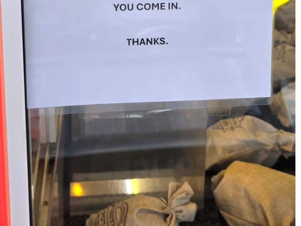 英語で書かれた求人広告の貼り紙