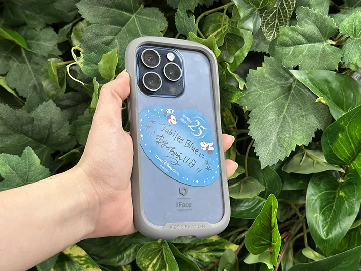 スマホ裏に挟んだシール（撮影：grapeトレンド編集部）