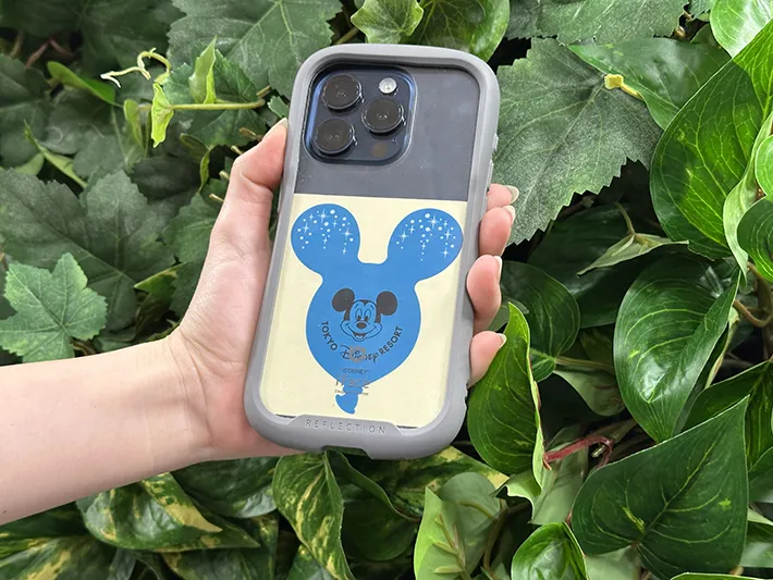 スマホ裏に挟んだシール（撮影：grapeトレンド編集部）