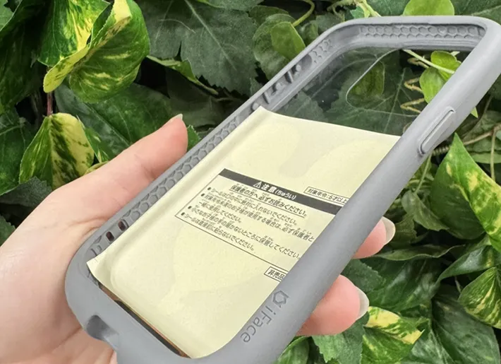 スマホ裏に挟んだシール（撮影：grapeトレンド編集部）