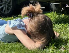 地面に顔をうずめる女の子　その理由に「これは気づけない」