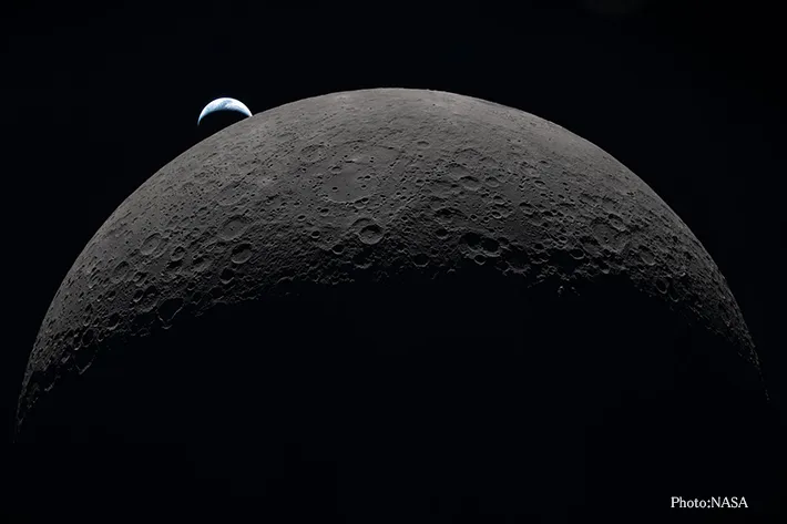 月の地平線からのぞく地球