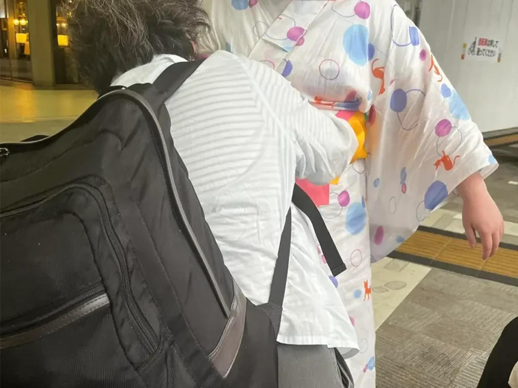 浴衣の帯を直してくれた見知らぬ女性の写真です