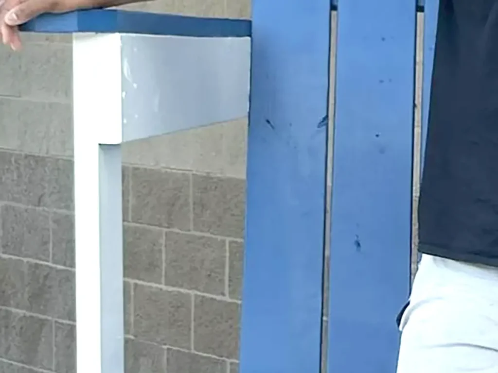 巨大な椅子と男性