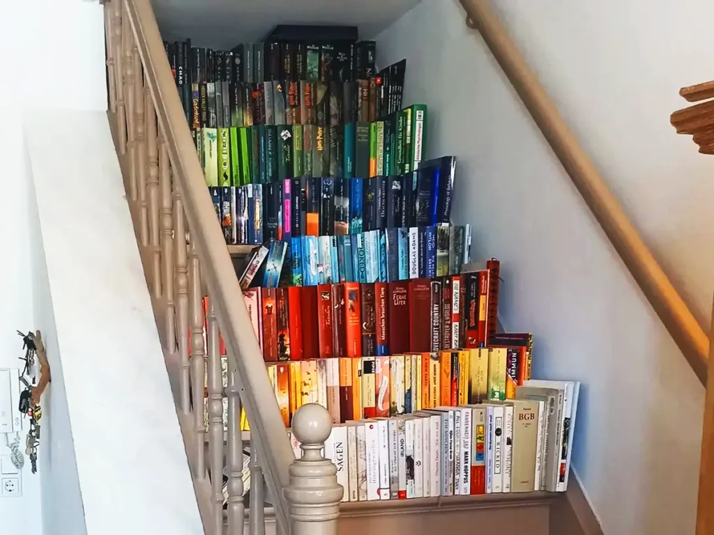 本棚として利用されている行き止まりの個人宅の階段