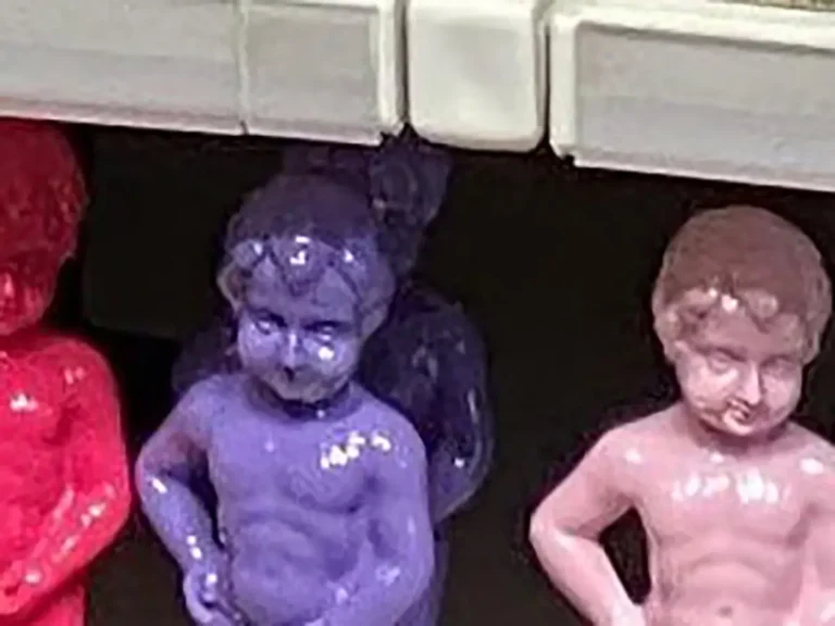 目の錯覚を起こすほど完璧に整列された、小便小僧の陳列棚