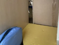 勉強する子供を監視…　写真に「めっちゃ見てる」「家族の守り神だね」　