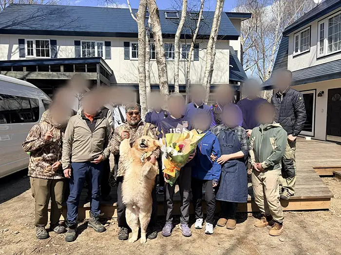 記念撮影をする父親と犬の写真