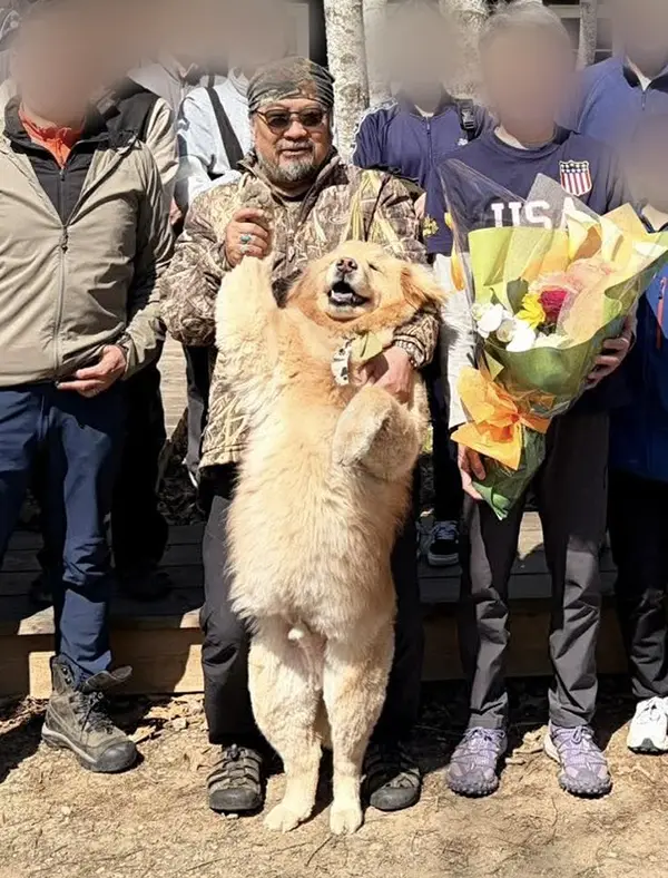 記念撮影をする父親と犬の写真