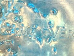 英語が印字された透明な笛と