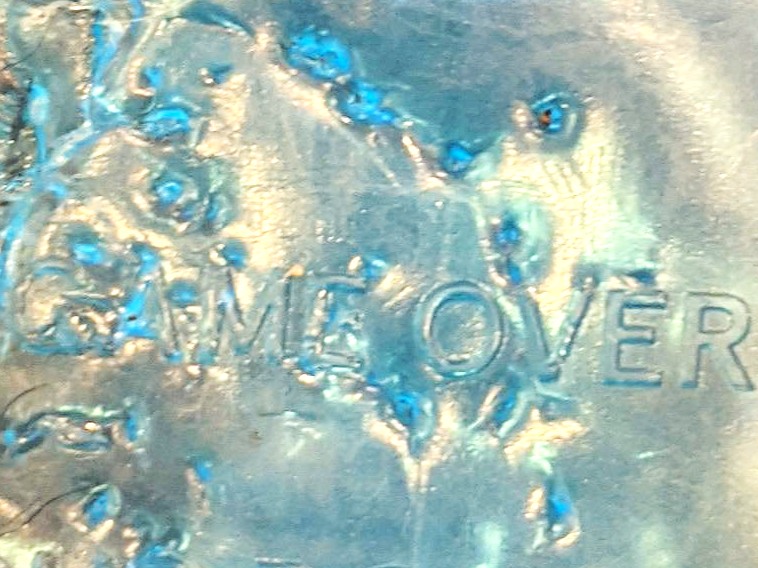 英語が印字された透明な笛と