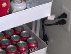 コーヒーカートの棚に置かれた炭酸飲料など