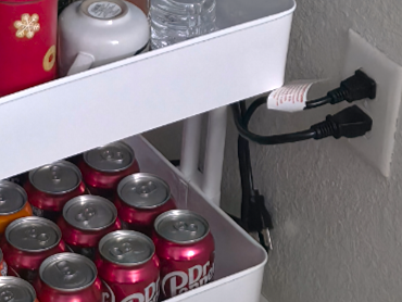 コーヒーカートの棚に置かれた炭酸飲料など