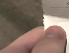 メモを持つ男性の手
