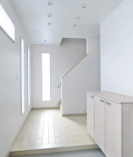白を基調とした玄関