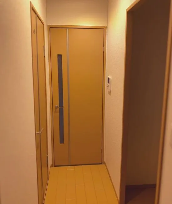 ナチュラルカラーが印象的な廊下