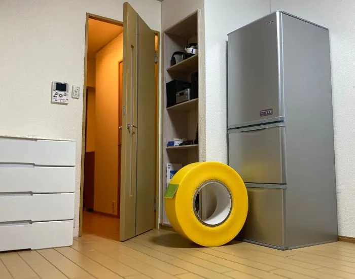 サイズ感が不自然な冷蔵庫とマスキングテープ