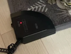 ホットカーペット片づけ会議　猫たちが出した結論に『でしょうね…』