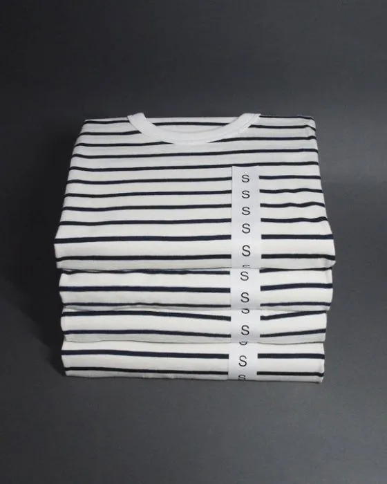 畳まれているように見えるボーダーシャツ