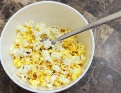 大理石のカウンターに置かれたボールに入ったポップコーン