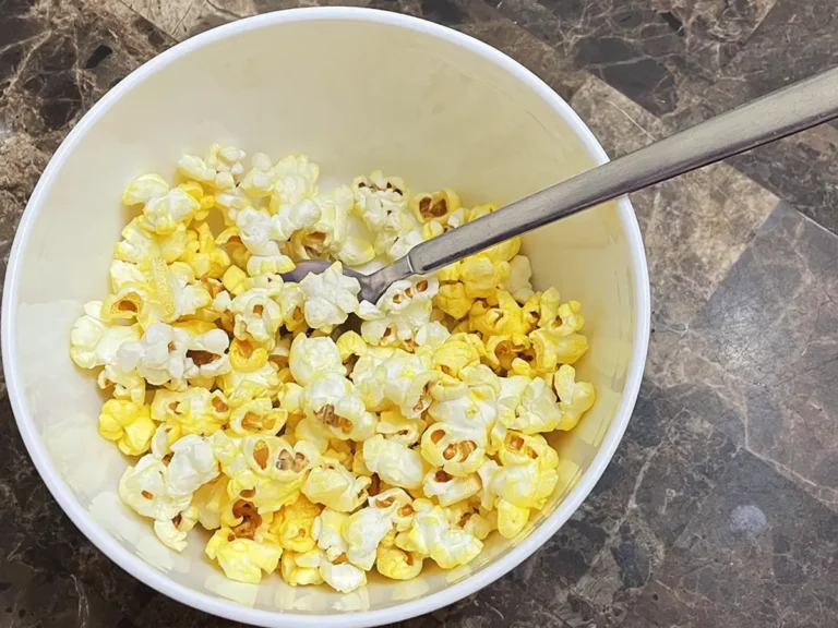 大理石のカウンターに置かれたボールに入ったポップコーン