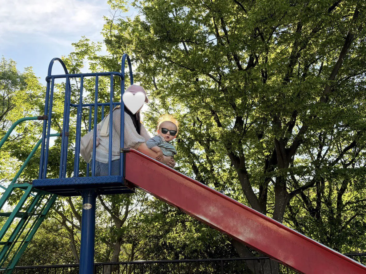 公園で遊ぶ赤ちゃん