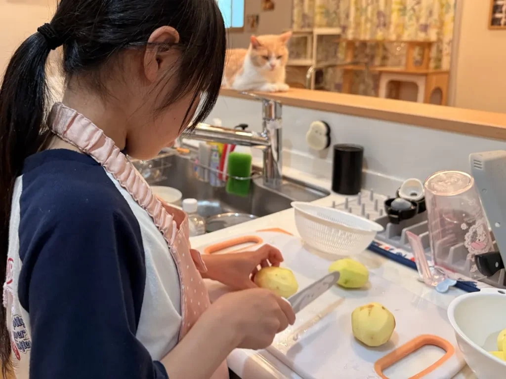 カレーを作る娘
