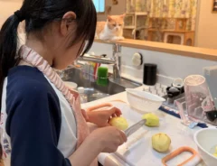 カレーを作る娘