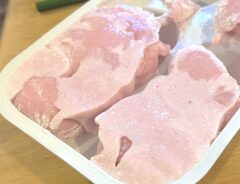 一度溶けて再冷凍されたいちご味の餅アイス