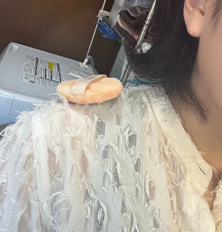 肩にパフ