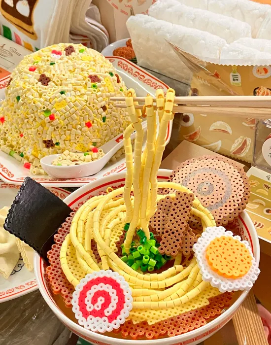 アイロンビーズで作られたラーメンとチャーハン