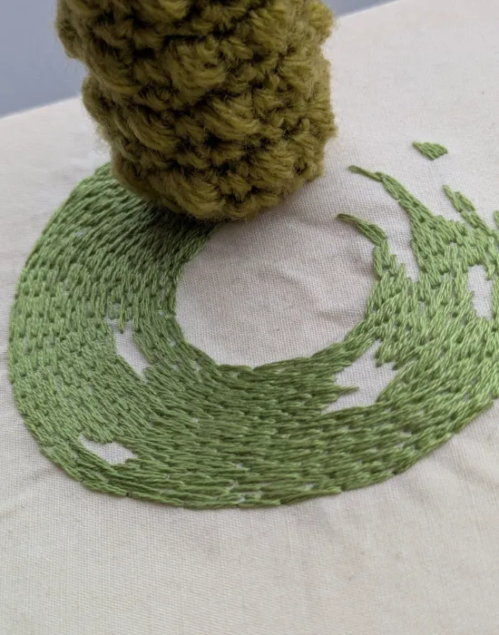 すりおろされたワサビを表現した刺繍