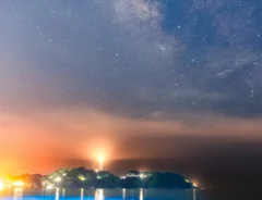 深夜1時過ぎの江の島　海面に現れたのは？　奇跡の1枚に「波がLEDみたい」「不思議な絶景」